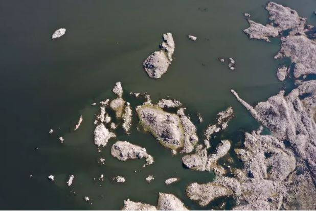 16 bin yıl önce püskürdü Demirköprü Barajı’nın suyu çekilince göründü. Kara olan rengi beyaza döndü - Resim: 10